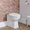 Traditionelles WC erhöht zur Bodenmontage,  Toilettensitz in Weiß & Scharniere in Chrom - Richmond Hudson Reed