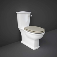Traditionelles WC mit aufgesetztem Spülkasten und Hebelgriff – Soft-Close-Sitz Cappuccino – RAK Washington x Hudson Reed