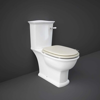 Traditionelles WC mit aufgesetztem Spülkasten und Hebelgriff – Soft-Close-Sitz Greige – RAK Washington x Hudson Reed