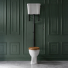 Traditionelles WC mit hohem Spülkasten – inkl. Spülkastenzubehör in Schwarz und Sitz in warmer Eichen-Optik – Richmond
