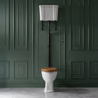 Traditionelles WC mit hohem Spülkasten – inkl. Spülkastenzubehör in Schwarz und Sitz in warmer Eichen-Optik – Richmond
