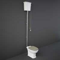 Traditionelles WC mit hohem Spülkasten – Soft-Close-Sitz Cappuccino – RAK Washington x Hudson Reed
