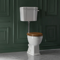 Traditionelles WC mit Spülkasten – inkl. Spülkastenzubehör in Chrom und Sitz in warmer Eichen-Optik – Richmond