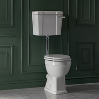 Traditionelles WC mit Spülkasten – inkl. Spülkastenzubehör in Chrom und Sitz in Weiß – Richmond