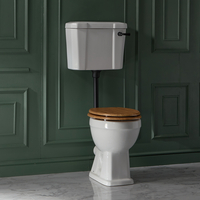 Traditionelles WC mit Spülkasten – inkl. Spülkastenzubehör in Schwarz und Sitz in warmer Eichen-Optik – Richmond