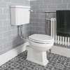 Traditionelles WC zur Bodenmontage - mit Spülkasten und Sitz in Holz-Optik - Weiß - Richmond