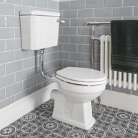 Traditionelles WC zur Bodenmontage - mit Spülkasten und Sitz in Holz-Optik - Weiß - Richmond