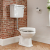 Traditionelles WC zur Bodenmontage - mit Spülkasten und Sitz in Holz-Optik,  Weiß - Richmond Hudson Reed