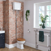 WC mit hohem Spülkasten und Holzsitz - mit Scharniere,  Spülrohr und Spülkette in Chrom – Richmond Hudson Reed