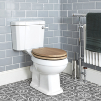 Weiße Stand Toilette mit aufgesetztem Spülkasten und Holzsitz - Richmond