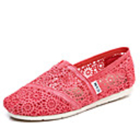 C N Frauen aushöhlen Spitze-Muster-Rosa Wohnungen Bootsschuhe Loafers