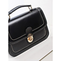 Caelyn Frauen Black Metal Buckle Tragbare Tote