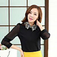 Caelyn Frauen Perlen Revers Schwarzes T-Shirt