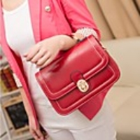 Caelyn Frauen Red Metal Buckle Tragbare Tote