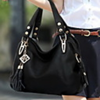 Caelyn Frauen schwarz echtes Leder Quasten verziert Hobos