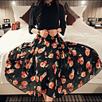 Caelyn Frauen Ständer Neck Blumendruck Schwarzes Kleid