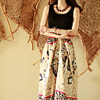 Caelyn Frauen Totem Print ärmellose schwarze Kleid