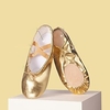 goldene Ballerinas für Mädchen mit elastischen Riemen – weiche Tanzschuhe aus Leder für Ballettunterricht und Auftritte