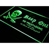 J056 Pirates Keep Out No Trespassing Spoof helles Zeichen