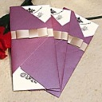 Jahrgang funkelnden lila Hochzeitseinladung mit Goldband (Satz von 60)