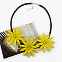 Kushang Peppers Luxus Gerbera-Gänseblümchen-Halskette (Gelb)