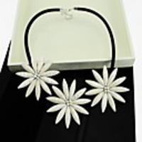 Kushang Peppers Luxus Gerbera-Gänseblümchen-Halskette (weiß)