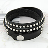 Kushang Weisewebart Rivet Armband (Schwarz)