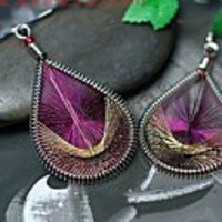 Maizi Frauen Lila Pfau-Feder-Ohrring