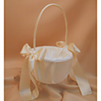 weiße Blume Mädchen Korb mit Elfenbein Band