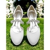 weiße Satin-Hochzeitsschuhe mit geschlossener Spitze und Strass-Fesselriemchen - Brautschuhe für besondere Anlässe