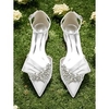 weiße Satin-Pumps mit spitzer Spitze,  Strass-Schleife und Fesselriemchen – perfekte Brautschuhe für Hochzeiten
