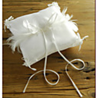 weißem Satin Ring Kissen mit Bändern und Federn