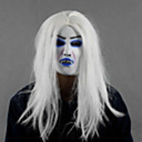 Weißes Haar Monster mit farbigen Halloween-Maske