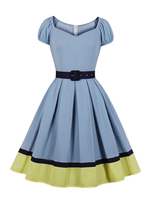 1950er Jahre Retro-Kleid herzförmiger Ausschnitt Plissee geschichtete kurze Ärmel mittlerer Farbblock Himmelblaues Rockabilly-Kleid