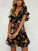 2021Schickes Faltenkleid aus Polyester mit V-Ausschnitt und Rüschen und Print in Schwarz