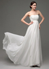 A-Linie-Brautkleid aus Chiffon mit trägerlosem Design und Knöpfen Mit Schleppe in Elfenbeinfarbe