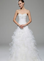 A-Linie-Brautkleid aus mit trägerlosem Design und Perlen-Applikation bodenlang in Elfenbeinfarbe
