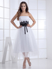 A-Linie-Brautkleid aus mit trägerlosem Design und senkrechten Falten wadenlang in Weiß