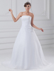 A-Linie-Brautkleid aus Organza mit trägerlosem Design und Fall und Hof-Schleppe in Weiß