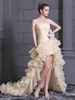 A-Linie-Brautkleid aus Organza mit trägerlosem Design und Rüschen und unsymmetrischem Design in Champagnerfarbe
