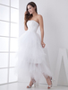 A-Linie-Brautkleid aus Satingewebe mit trägerlosem Design stufig und unsymmetrischem Design in Weiß