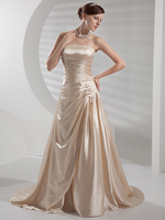 A-Linie-Brautkleid aus Stretch Satin mit trägerlosem Design und Falten und Schleppe in Champagnerfarbe