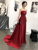 Abendkleid A-Linie Trägerloser Gerichtszug Ärmelloser Reißverschluss Plissee Satin Stoff Formale Partykleider