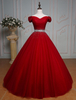 Abendkleid für Prinzessin mit Kunstdiamanten in Burgunderrot mit Bateau-Kragen und Schnürung