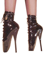 Ballettstiefeletten mit Schnüren und High-Heels in Schwarz