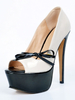 Beliebte Peeptoes aus Lack-PU in Weiß mit Farbblock im Slip-On Style mit Schleife und Stilettos