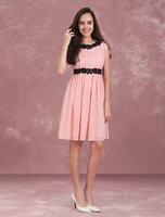 Bequemes Kleid aus Chiffon mit Rundkragen und Spitzen und Farbblock in Rosa