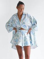 Blaues florales zweiteiliges Set aus Hemd und Shorts mit Gürtel Sommeroutfit für Frauen 2025