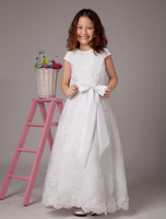 Blumenmädchen Kleid aus Satin in Weiß