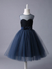 Blumenmädchen Kleider Dunkelmarineblau Abendkleider für Hochzeit Satingewebe ärmellos A-Linie- Hochzeit Illusion Ausschnitt knielang